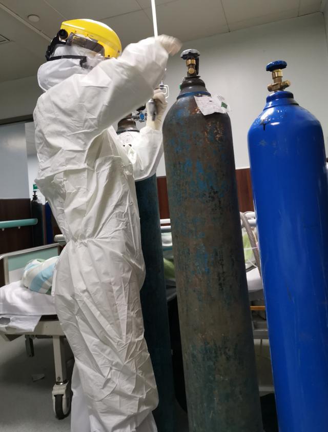 搬氧气瓶的姑娘们其实这种事情,就算是亲闺女,也未必一定愿意给自己