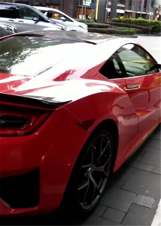 挂四连号车牌的讴歌nsx,车牌值6位数,车主在成都当地颇有名气