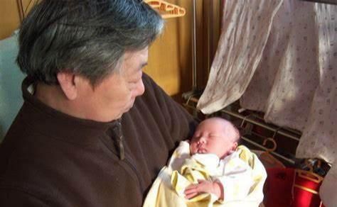 52岁大妈为抱孙子，与儿媳赌气生二胎：我名下6套房，你不生我生