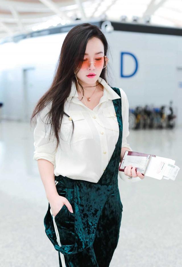 冉莹颖机场又作妖,穿背带裤只穿一边,内搭白衬衫难掩丰满身材