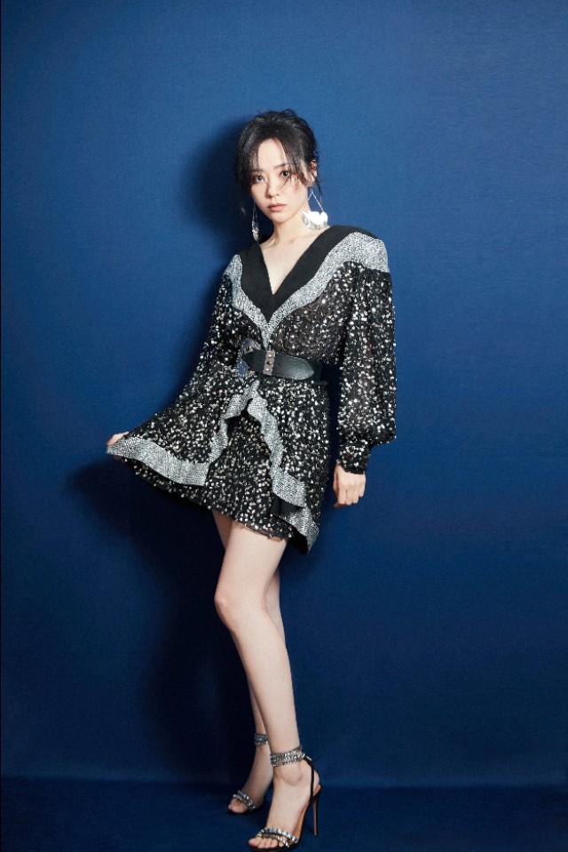张靓颖短裙