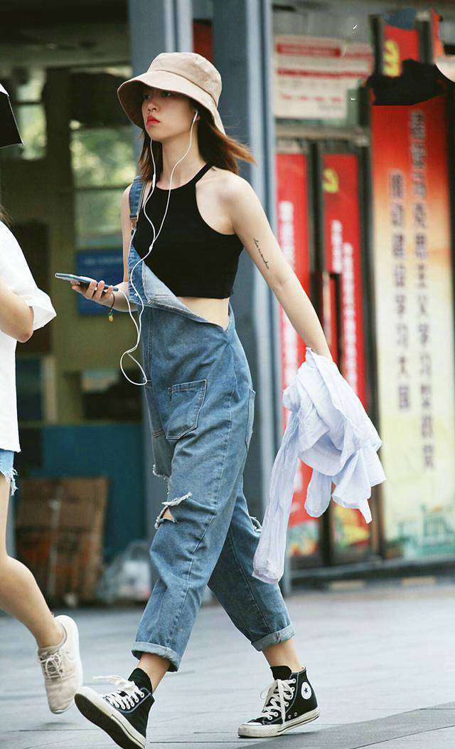 小姐姐走路带风,随风飘逸的秀发特别迷人