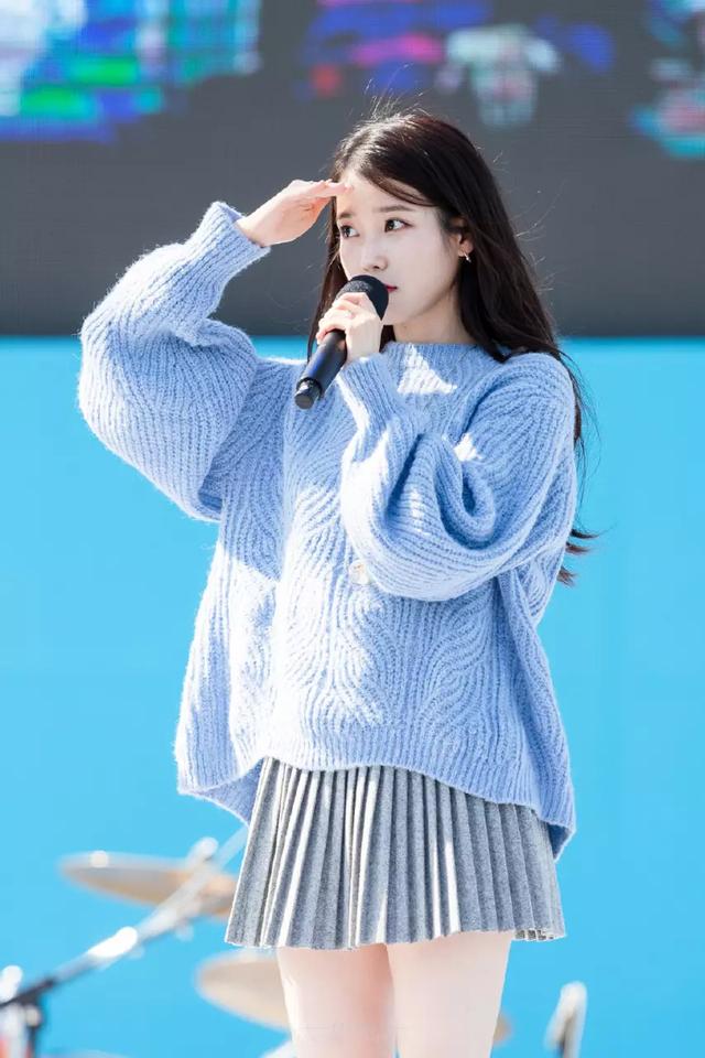 iu小姐姐长得真漂亮,蓝色毛衣搭配百褶裙,少女感十足