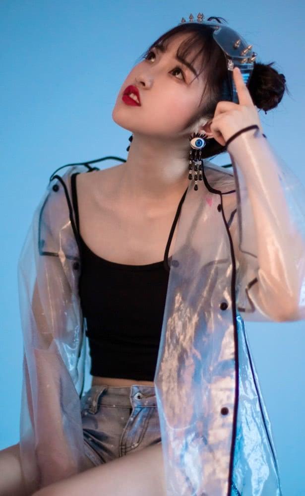 她是唯一被父母家暴而火的网红,今穿果冻鞋秀腿,让人看了崩溃 【博狗扑克】她是唯一被父母家暴而火的网红,今穿果冻鞋秀腿,让人看了崩溃