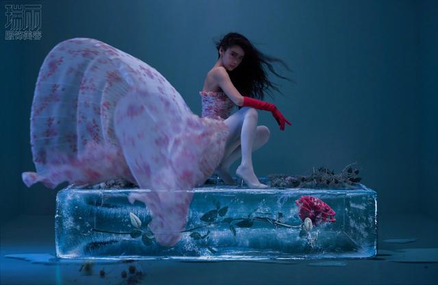 angelababy封面大片新造型,如明媚春日景象,演绎冰封花朵少女