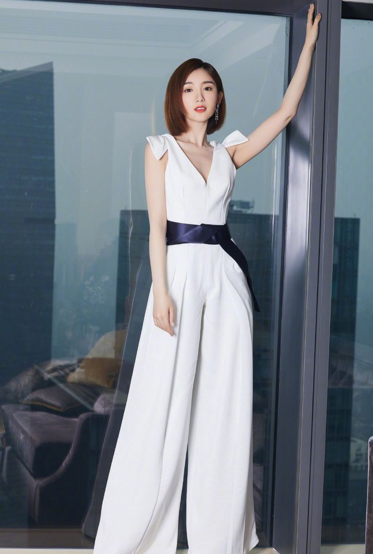 毛晓彤换身衣服气质都变了,短西装配哈伦裤,全身黑色霸气十足