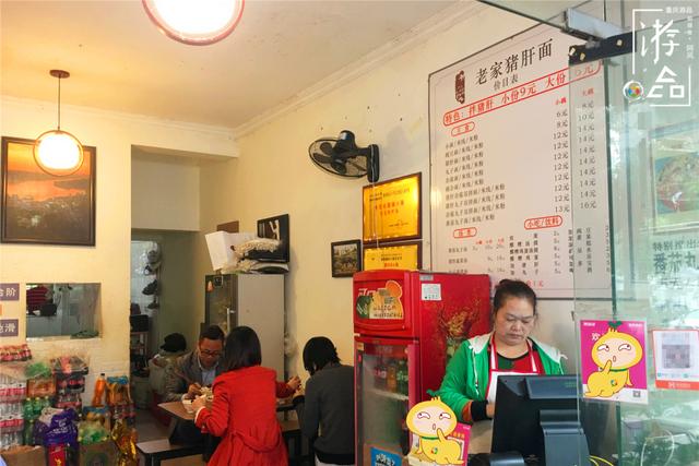 进门先点餐,和大部分面馆一样,菜单就贴在收银台后面的墙上,种类相比