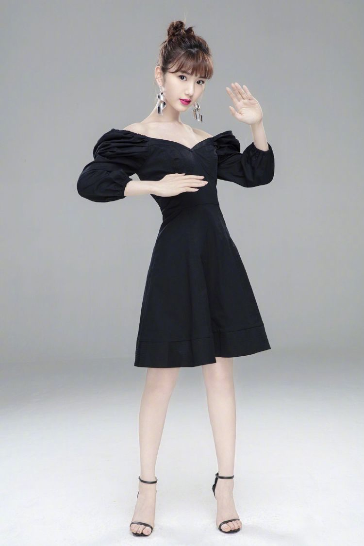 毛晓彤换身衣服气质都变了,短西装配哈伦裤,全身黑色霸气十足