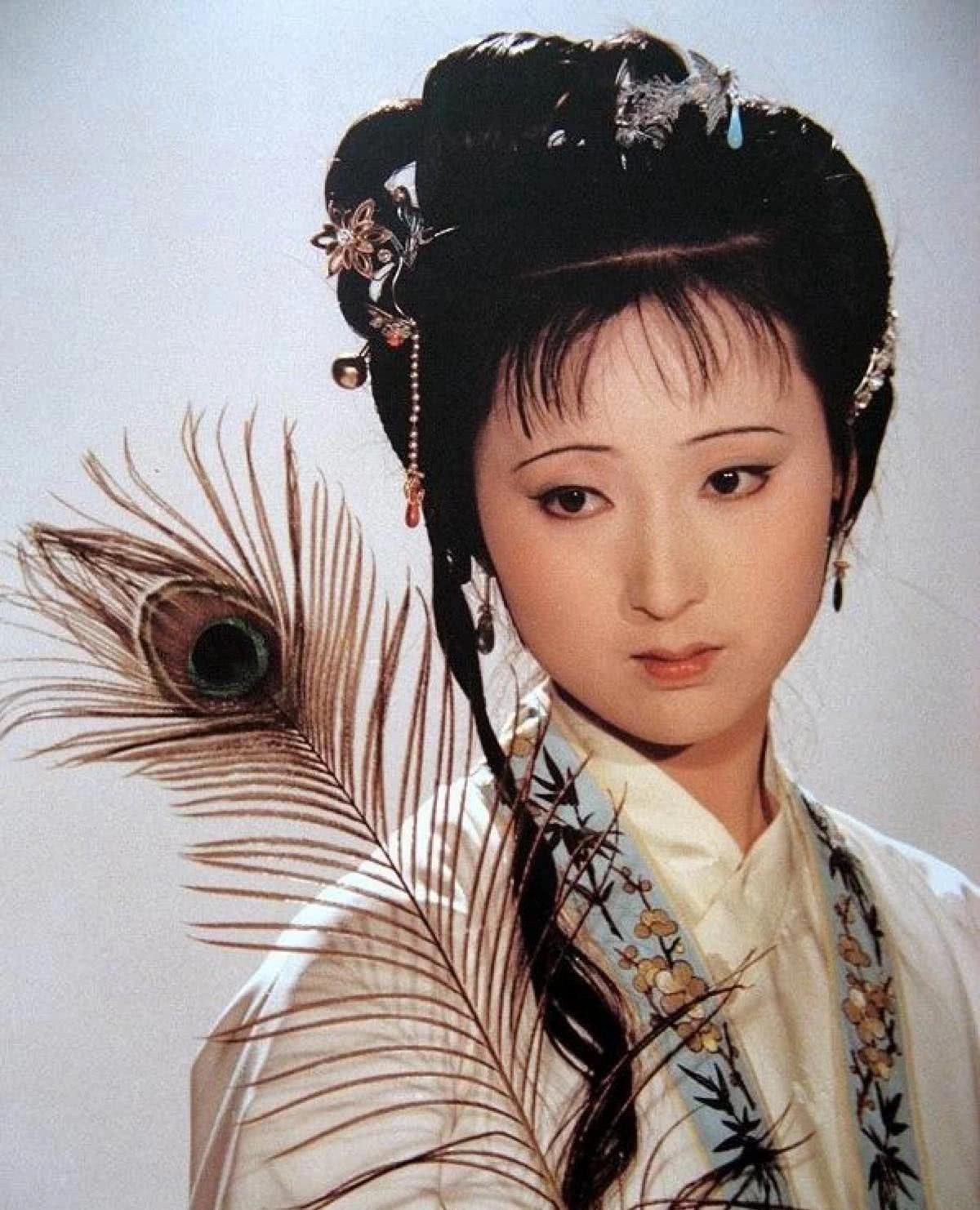 他暗恋林黛玉多年不敢下手最后娶了个河东狮闹得家里鸡犬不宁