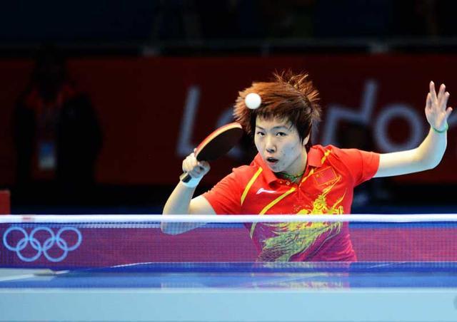 李晓霞当年是怎么打球的?陷入低谷两次还能回巅峰,乒坛难寻对手