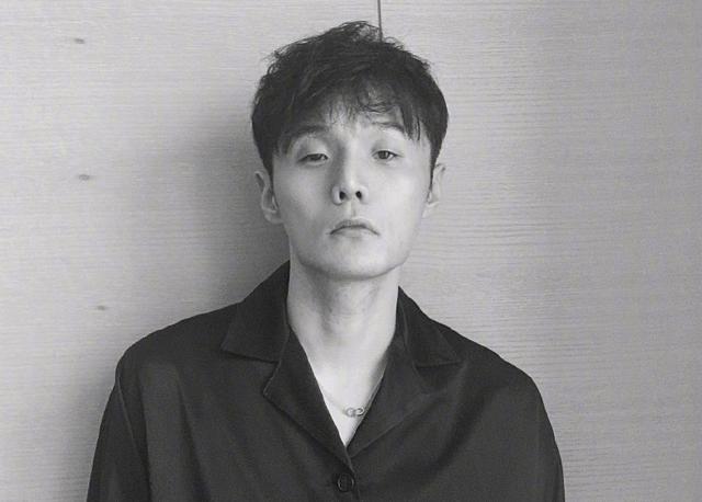 李荣浩凌晨站在天台上抽烟感慨自己的日常生活粉丝集体劝戒烟