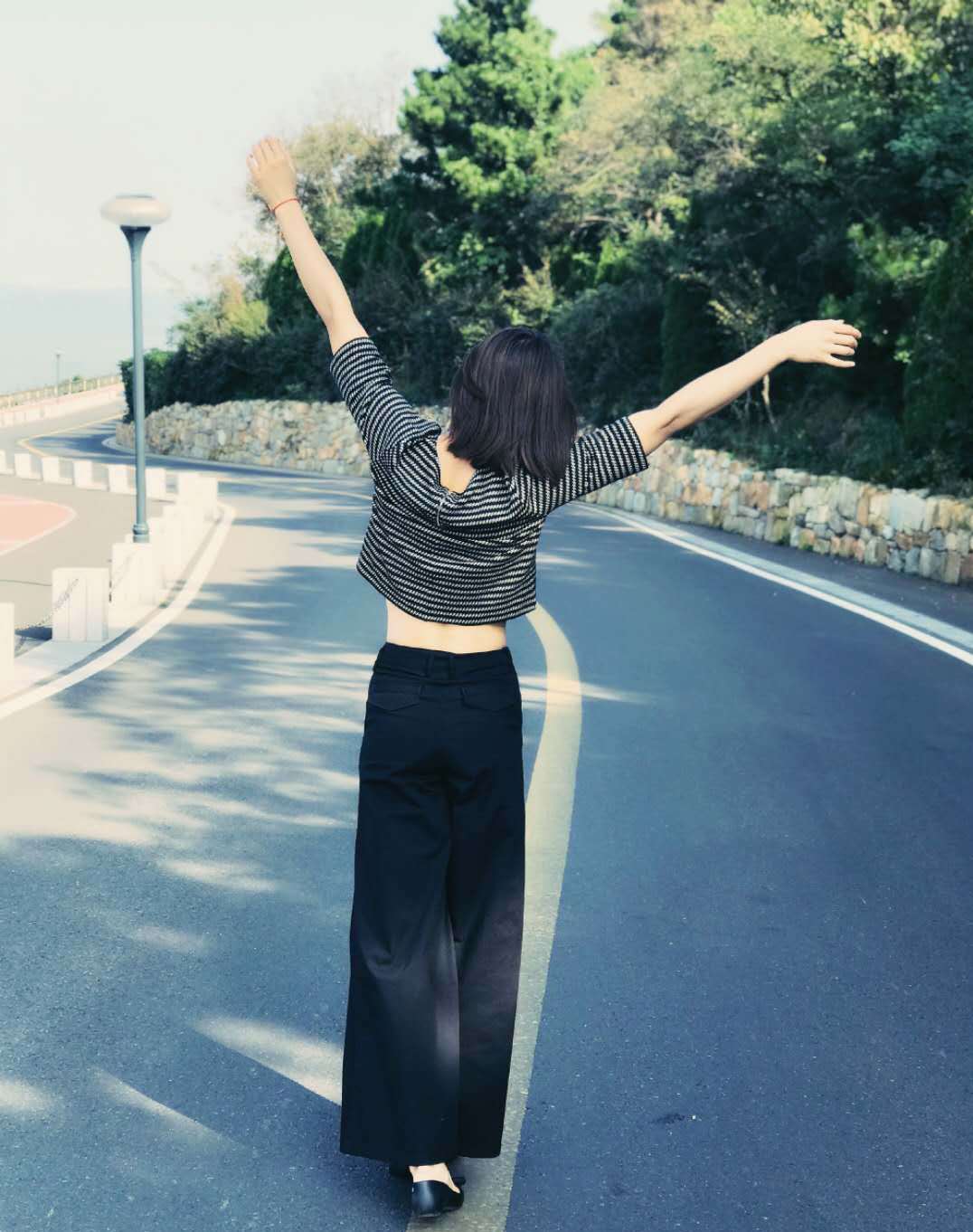 龚翔宇罕见露脐装,身材性感丰满,打扮有些御姐范,大腿笔直修长