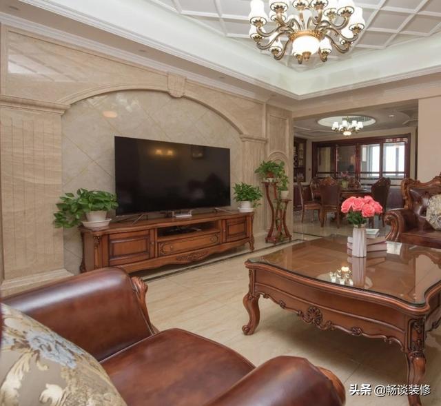 装修风格是属于美式风格,父母所定,就按照这样来装,美式沙发,勾勒出一
