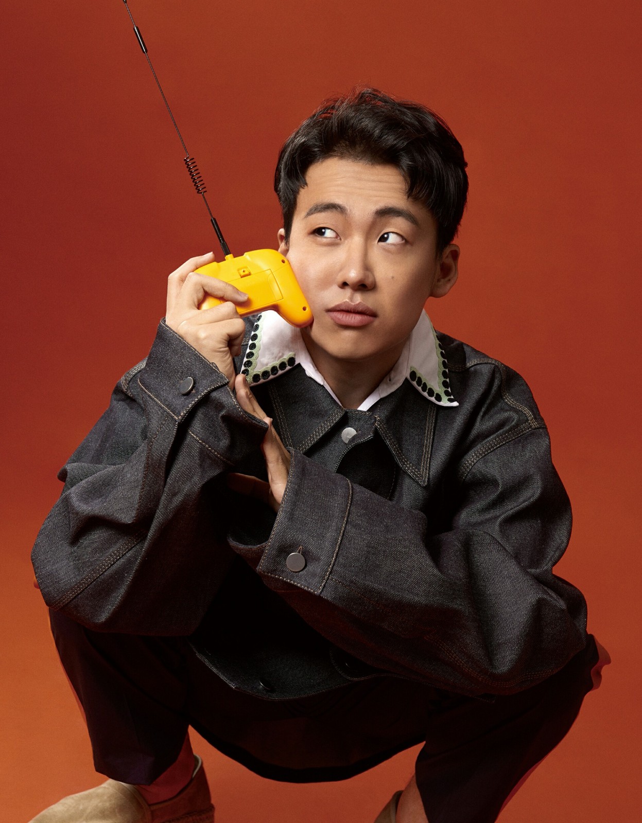 他是德云少班主,身穿白卫衣黑西裤出镜,简约的复古时尚