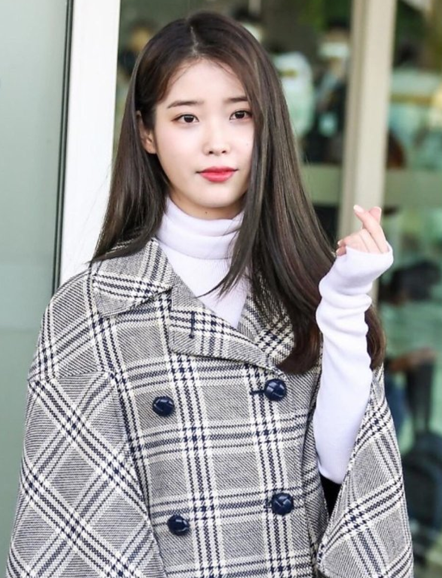 女神iu的衣品超好!穿斗篷大衣配短靴气质迷人,这小细腿没谁了