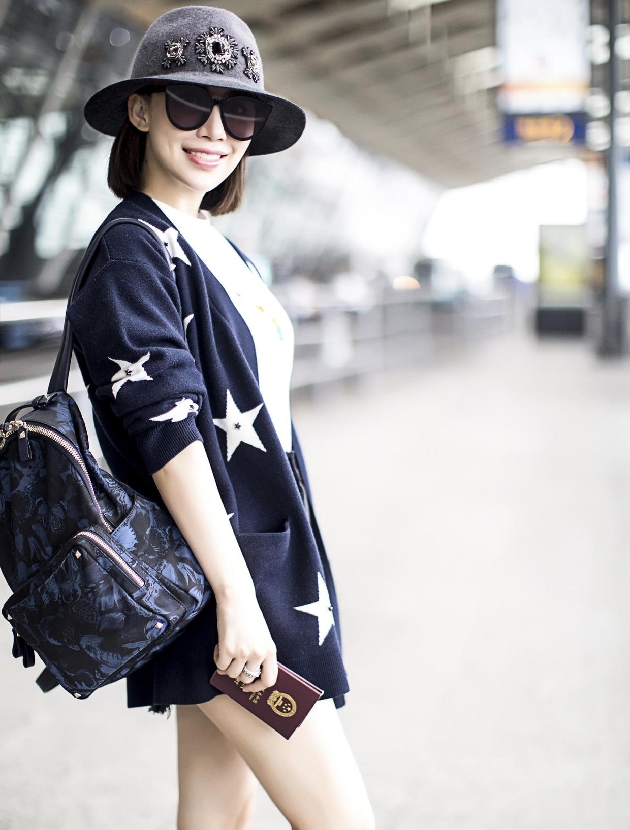 九球天后潘晓婷37岁仍美如少女,一字肩裙装优雅端庄,天鹅颈好美