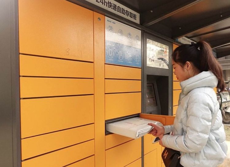 取快递是免费的,快递柜靠什么"赚钱"?网友:确实没想到!__财经头条