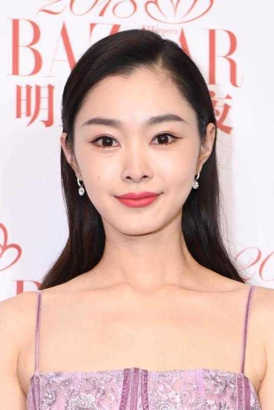 宋轶虽然不丰满,穿吊带连衣裙却勒出副乳,不过开高叉还是很性感