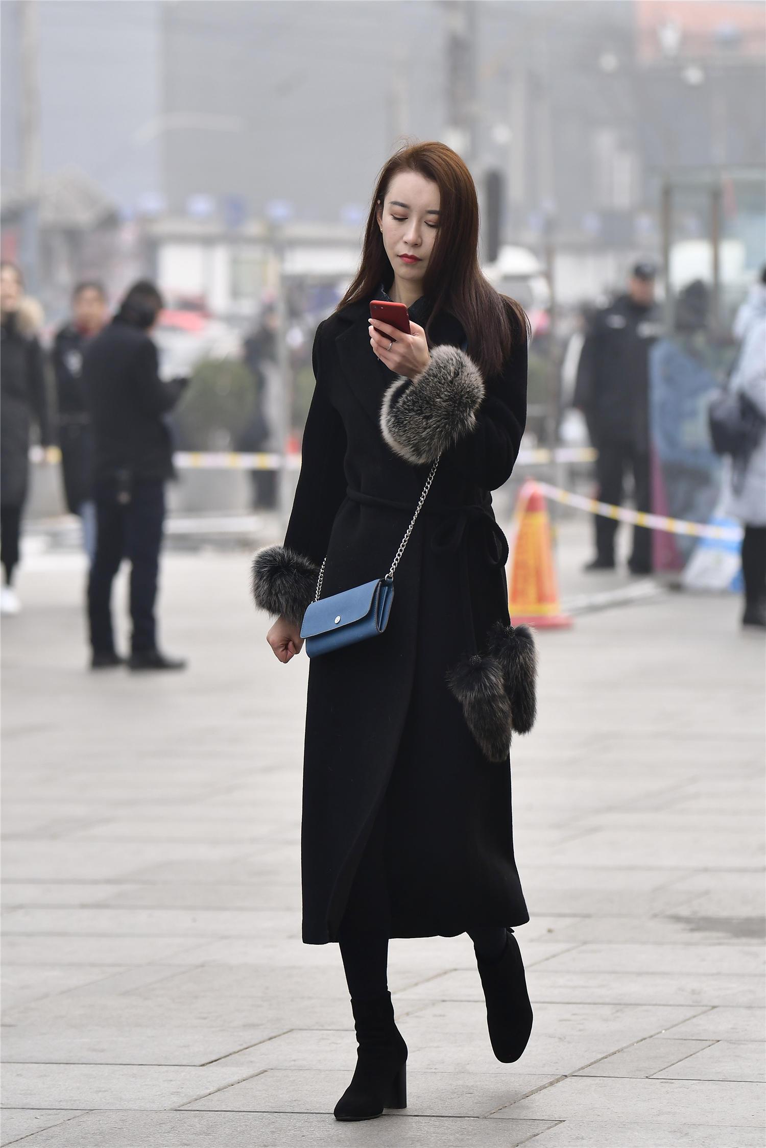 脚下一双黑色粗跟短靴,简单又很漂亮,这位姑娘的搭配,一身黑色搭配,却