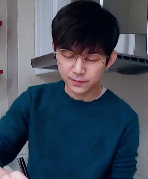 何炅纯素颜照公开,真爱粉看后都不相信