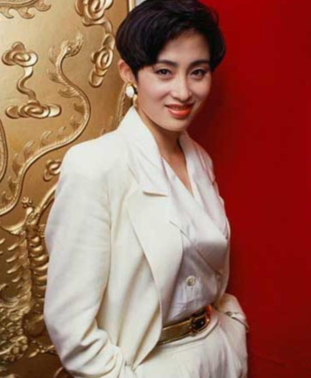 老牌港台女星短发撩人,袁洁莹帅过梁朝伟,周海媚依然女人味