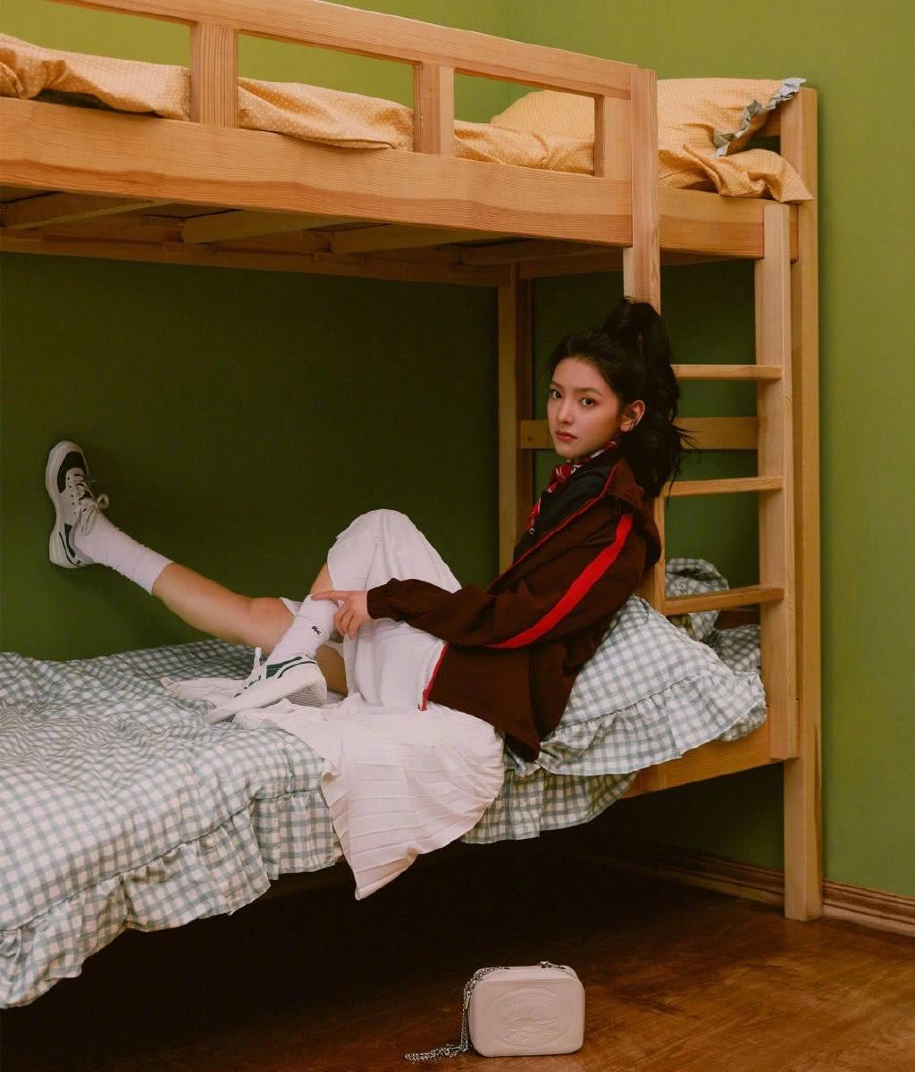 她因悲伤逆流成河出道今穿红色灯笼袖裙板砖鞋太抢镜