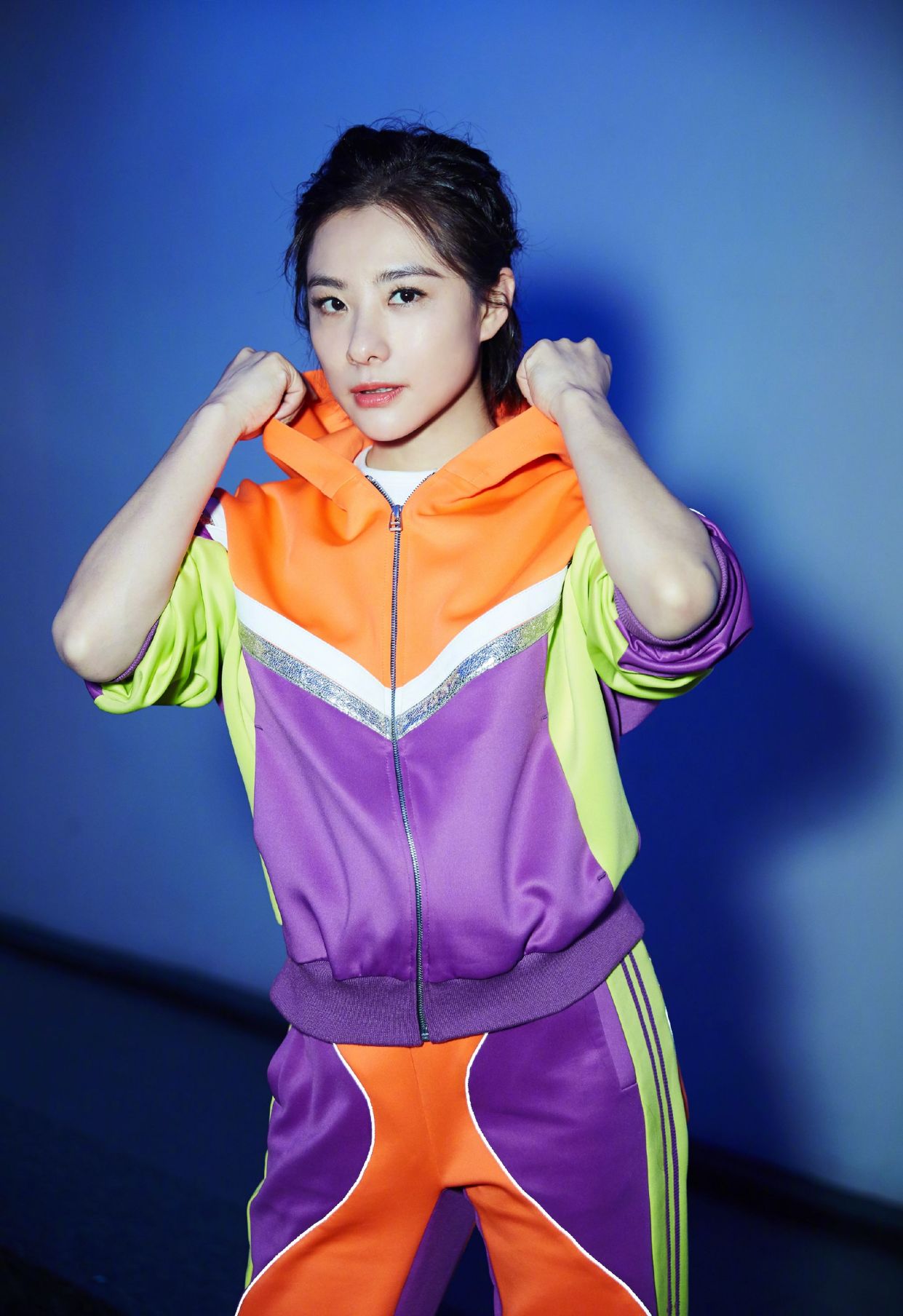 39岁刘璇越活越年轻,穿黄卫衣嫩得像少女,同框4岁儿子像姐弟