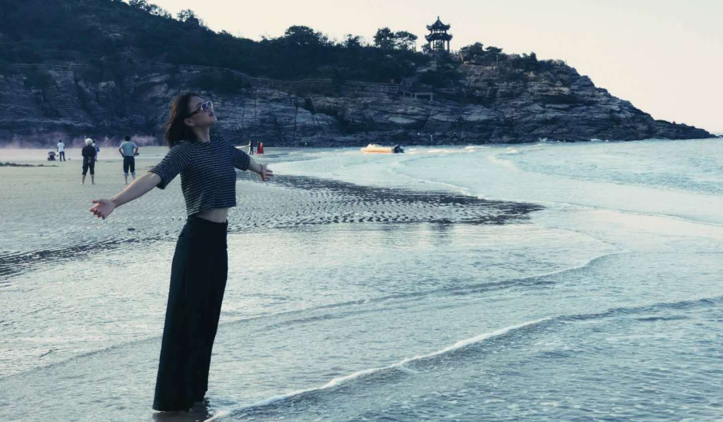 龚翔宇罕见露脐装,身材性感丰满,打扮有些御姐范,大腿笔直修长