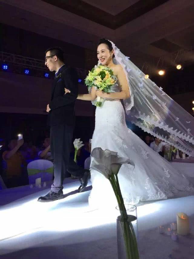 戏外高贺迪已经结婚了,她的老公燕飞也是赵本山的徒弟.