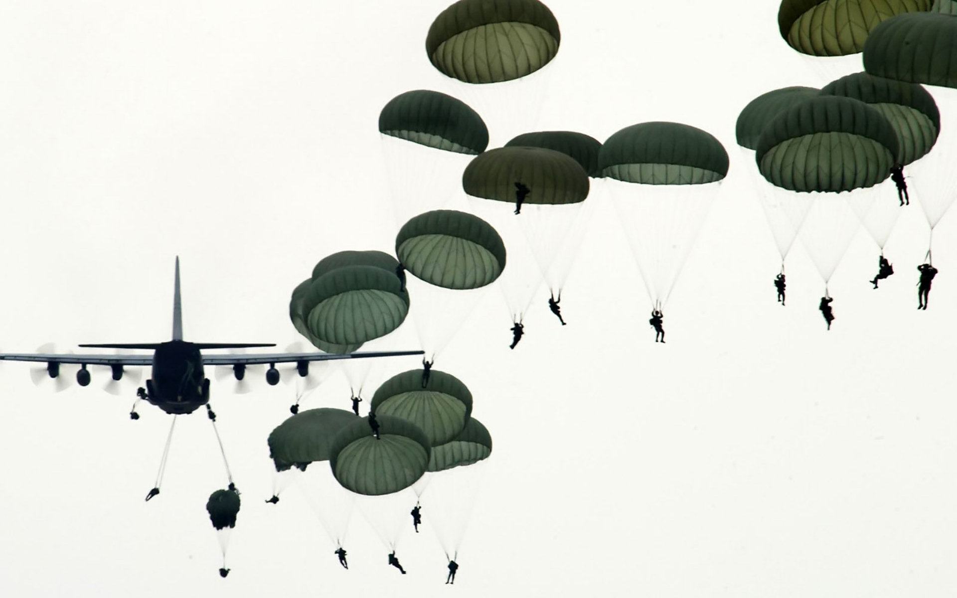 空降兵能射杀,跳伞的飞行员为何不能射杀?杀了会遭到全世界谴责