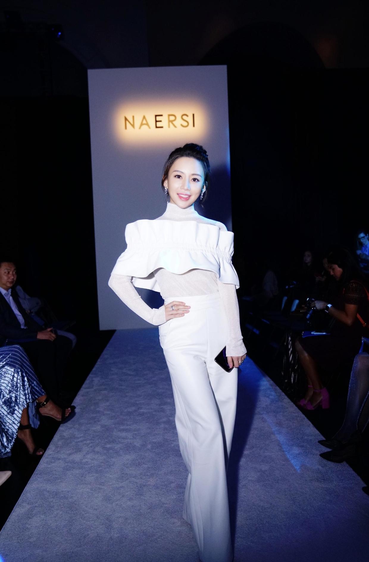 九球天后潘晓婷37岁仍美如少女,一字肩裙装优雅端庄,天鹅颈好美