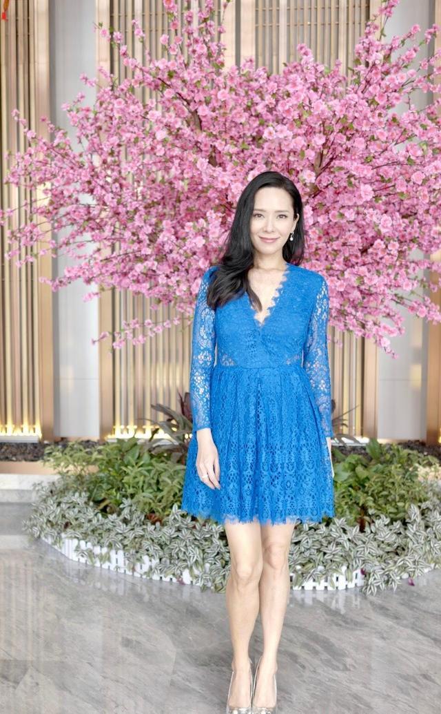 郭羡妮简直美到犯规!宝蓝色v领连衣裙性感高级,46岁美成26岁