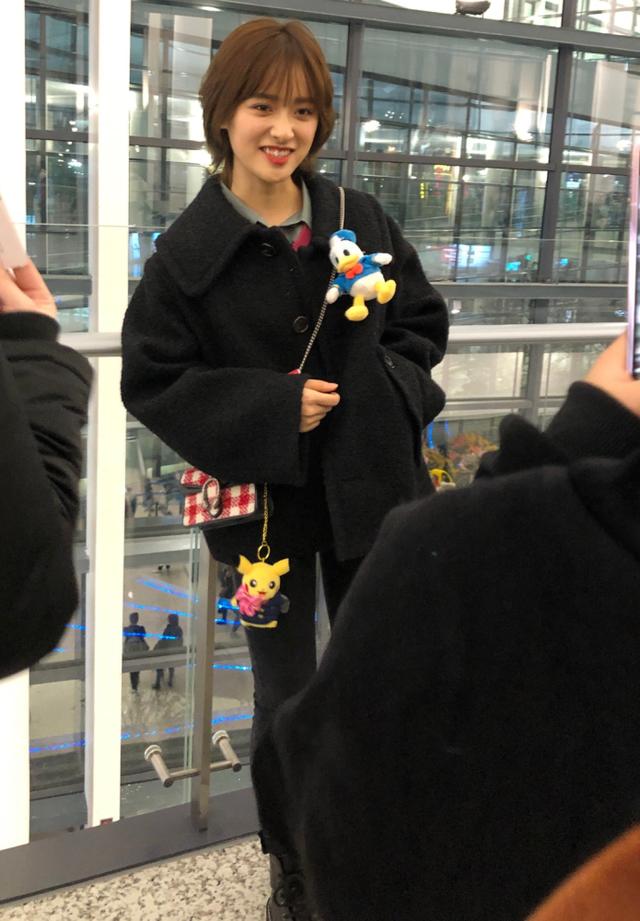 沈月穿"中毒裤"被路人抓拍,非常的清爽,甜美笑容让人非常治愈