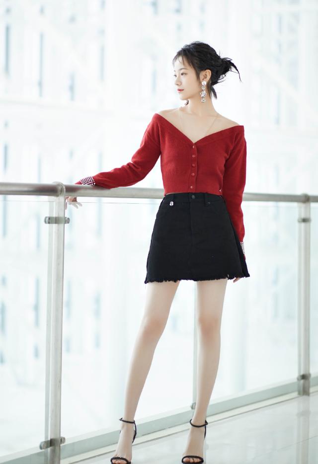 李庚希其它的服装搭配,看上去也是非常的有时尚感,同