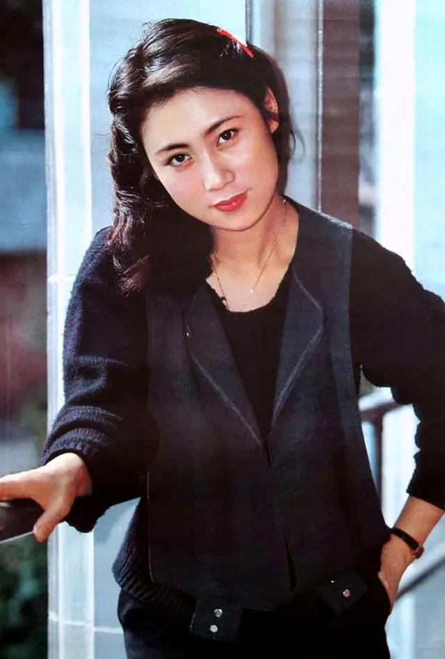 久违的80年代著名女演员李岚最新视频曝光64岁依然年轻有活力