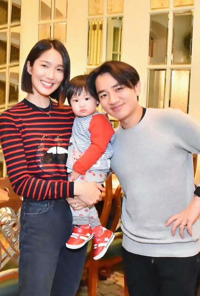 王祖蓝172的老婆李亚男,穿上一款黑白色的拼接西装裙,非常优雅