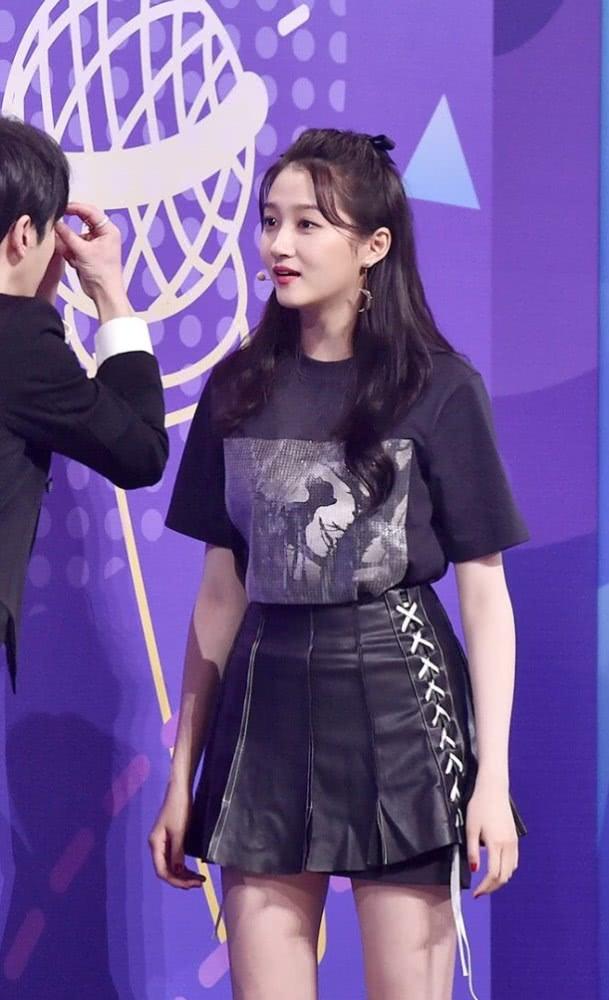 关晓彤穿一双白色的休闲鞋,搭配灰色的中筒袜,清新时尚显瘦显白