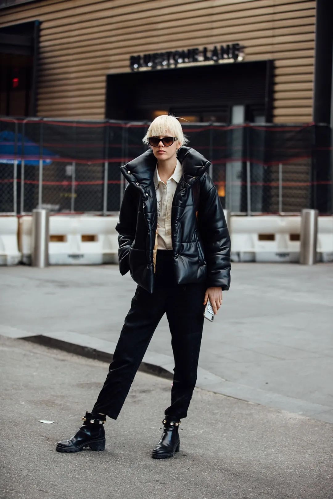 这次时装周又看到不少模特在穿▼这种卡其色长羽绒服不容易穿时髦,她