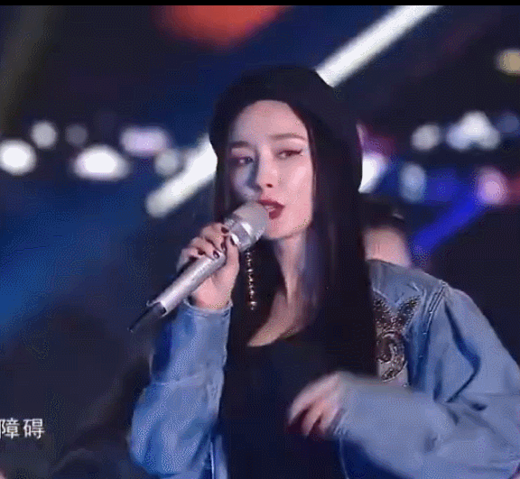 《野狼disco》就频频登上主流平台,各台跨年晚会都能听到这首歌,杨幂