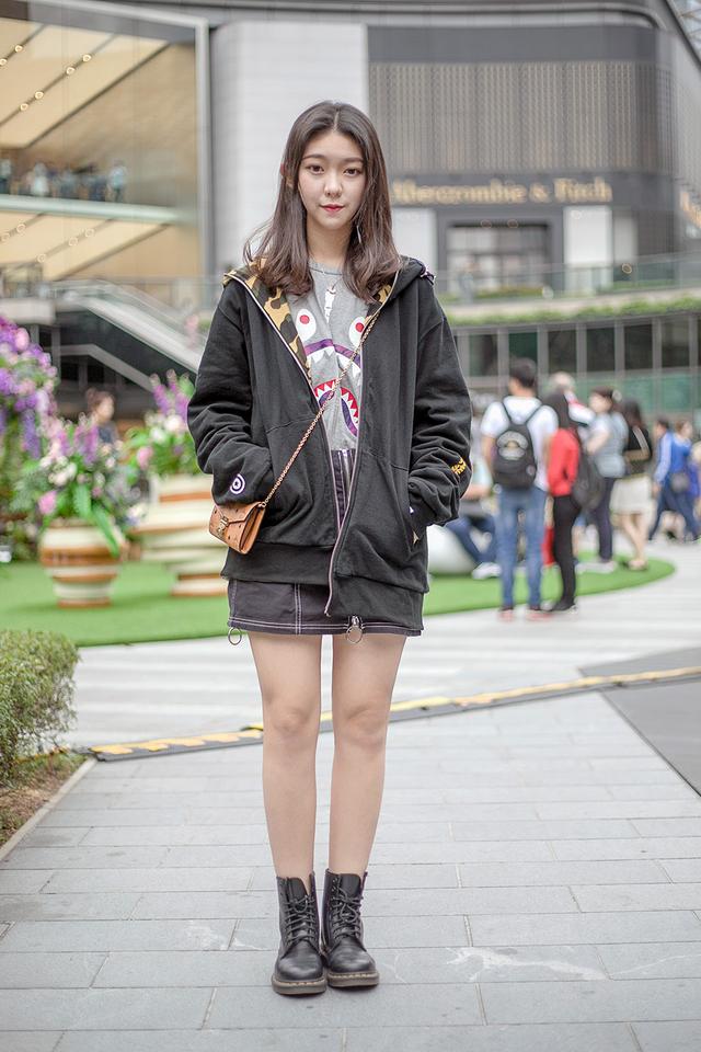 街拍街头潮人时尚穿搭,开衩休闲西裤显个性时髦,漆皮夹克超帅气