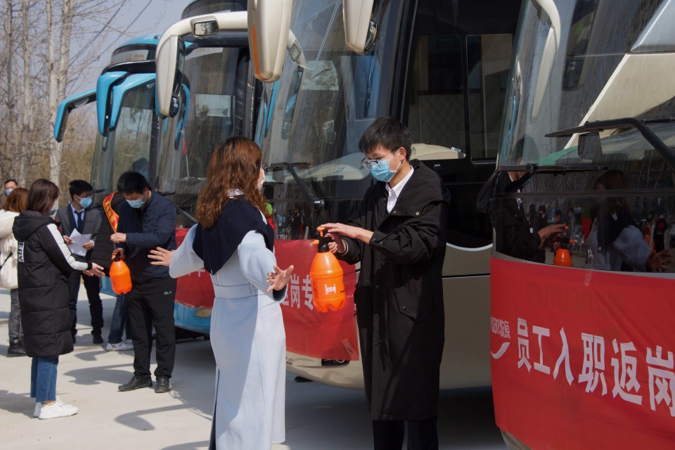 牧原集团促就业提供4万岗位 首批新员工从总部出发上岗