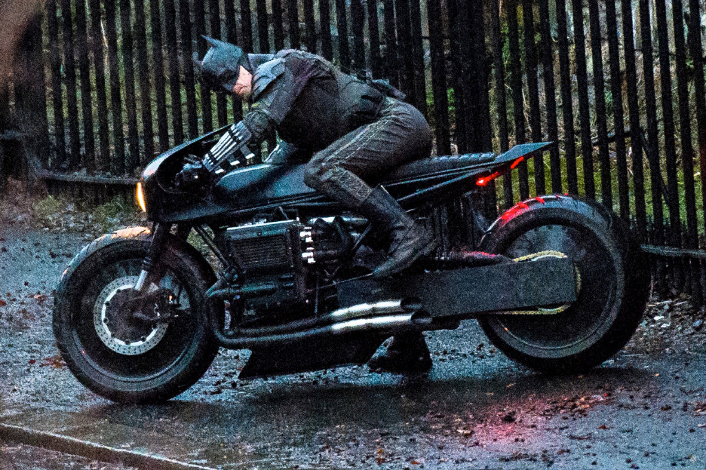 dc新《蝙蝠侠》第二版剧照曝光!暗黑风浓郁,新战衣抢眼到爆