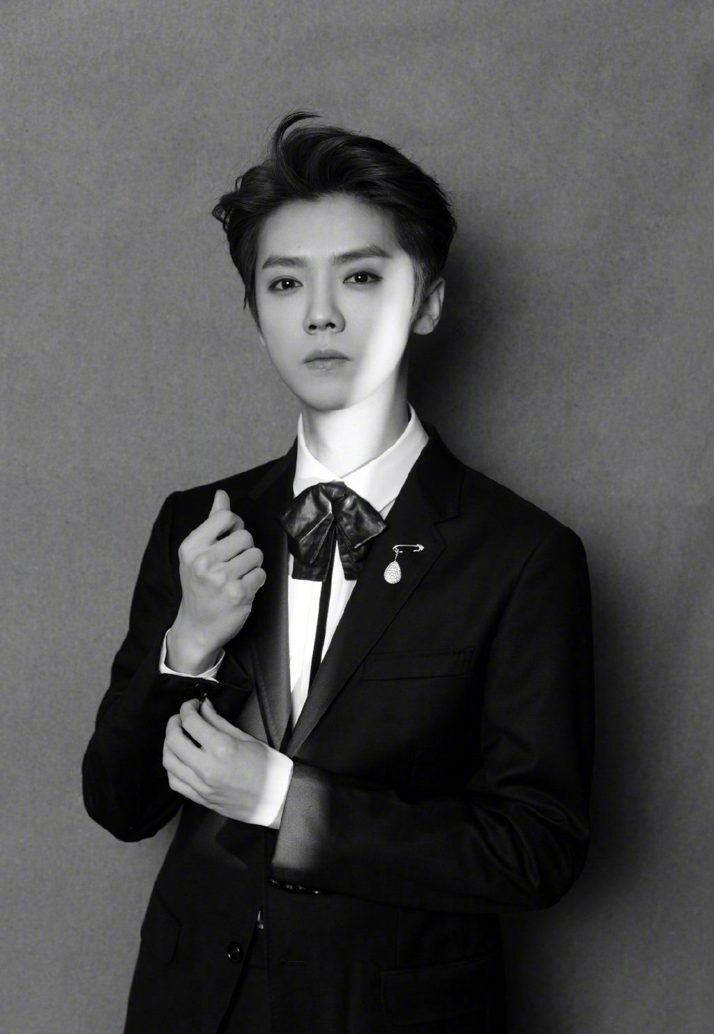 鹿晗黑色西装俊朗绅士写真图