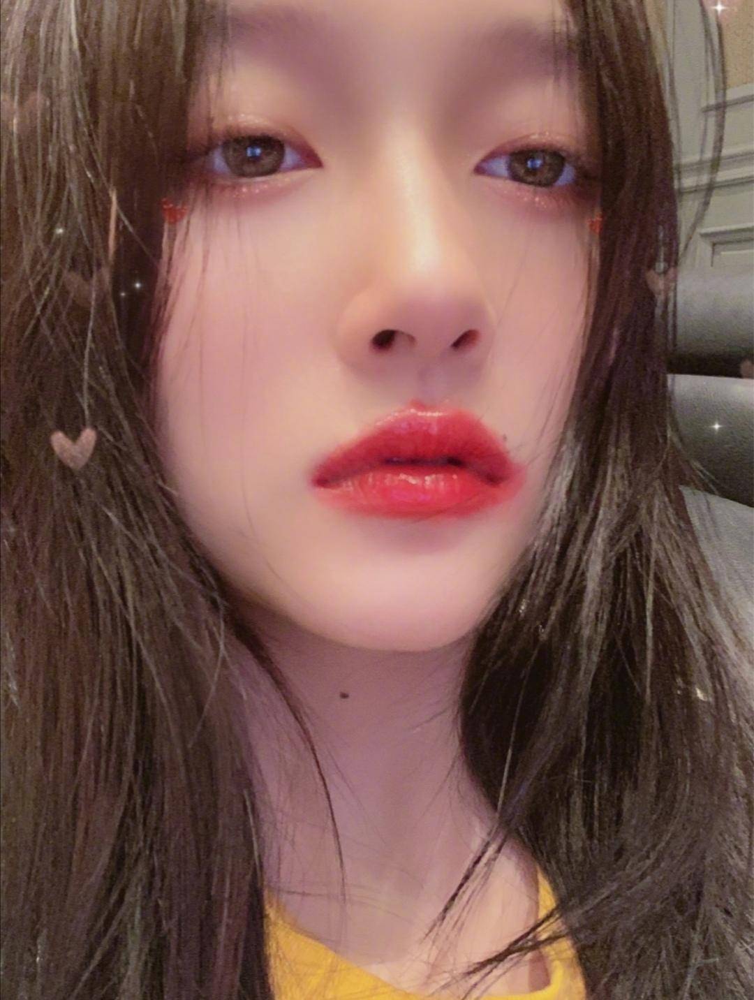 关晓彤晒自拍大方秀恩爱红唇十分抢镜,网友:不愧是鹿晗的女朋友