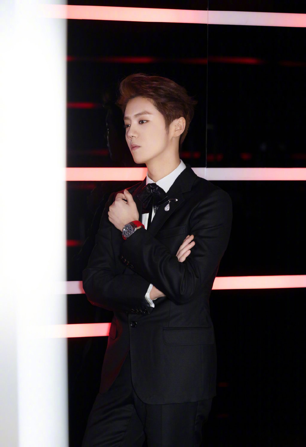 鹿晗黑色西装俊朗绅士写真图