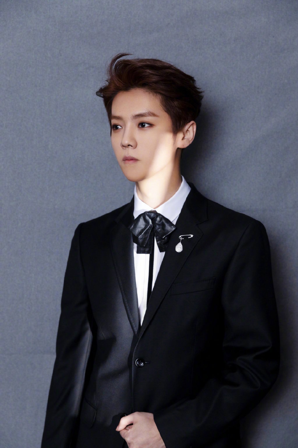鹿晗黑色西装俊朗绅士写真图
