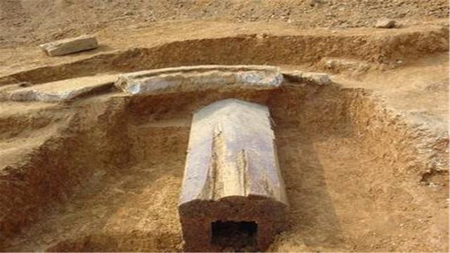 古墓出土明代女尸,尸身百年不腐,五官清晰可见,眉毛根根分明