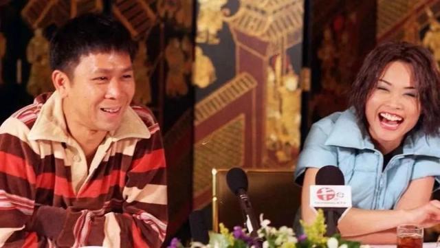 曾红过王菲,被两男人折磨成精神病,家人夺产街头求救,今成这般|袁耀发