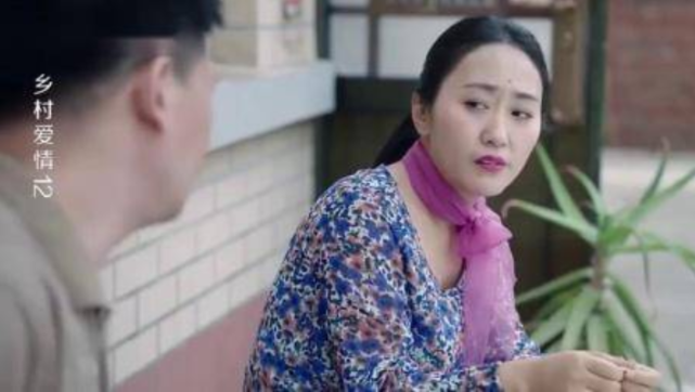 而这位扮演顺子媳妇的演员叫做王金凤,是王金龙的姐姐,也是《乡村爱情