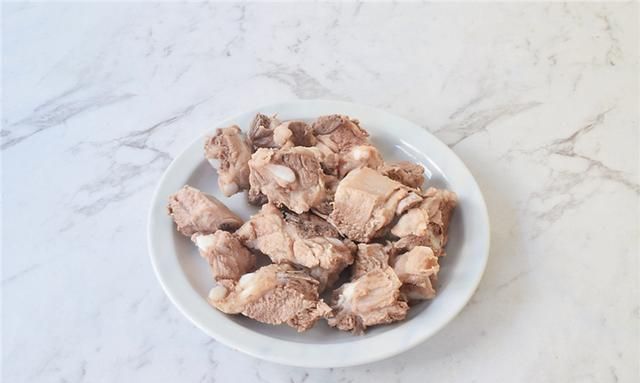 2,买来的猪骨头用刀剁成小块,放水中浸泡10分钟,去掉猪骨头中的血水.